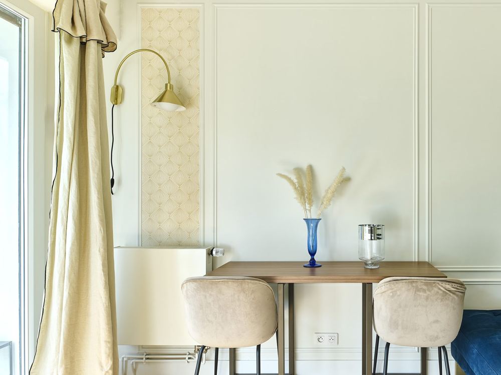 Appartement Airbnb à Paris 18ᵉ, le soir : le salon éclairé, un voyageur arrive à 23 h